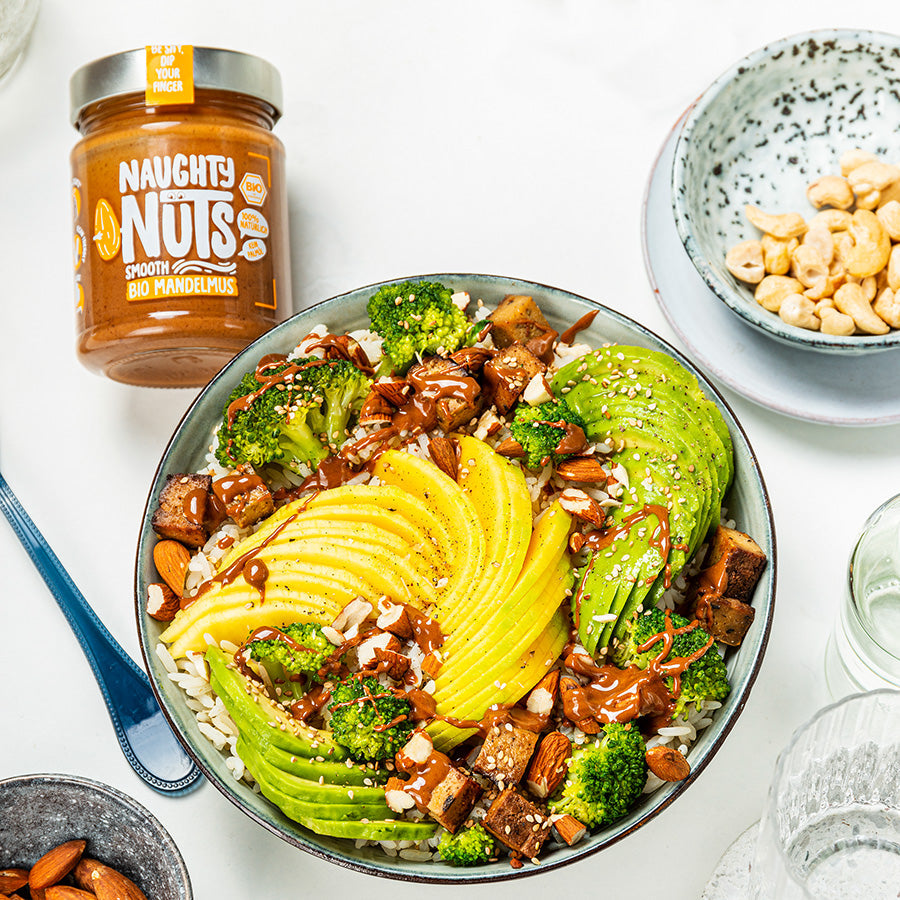 Vegane Summerbowl mit Naughty Nuts BIO Mandelmus Smooth