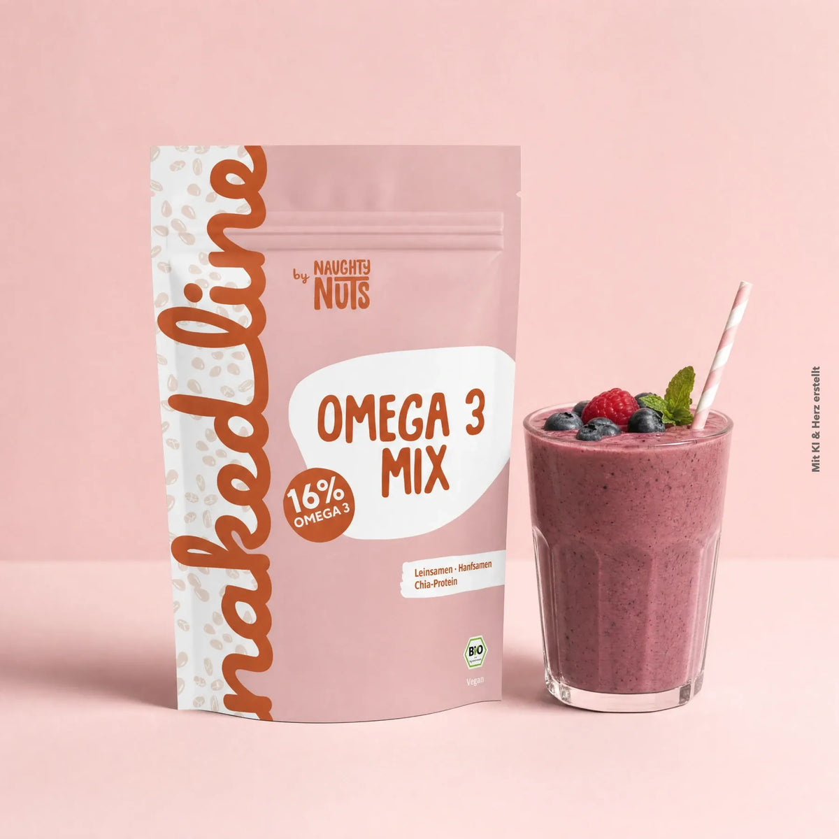 Omega 3 Mix Beutel neben einem Glas mit Beeren-Smoothie und Strohhalm